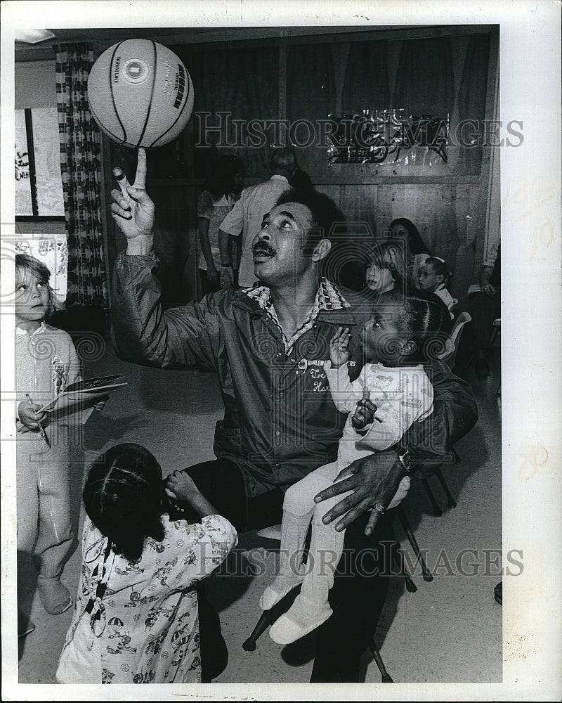 1978 Press Photo Tex Harrison, Harlem Globetrotters, All Children's Hospital - Historic Images