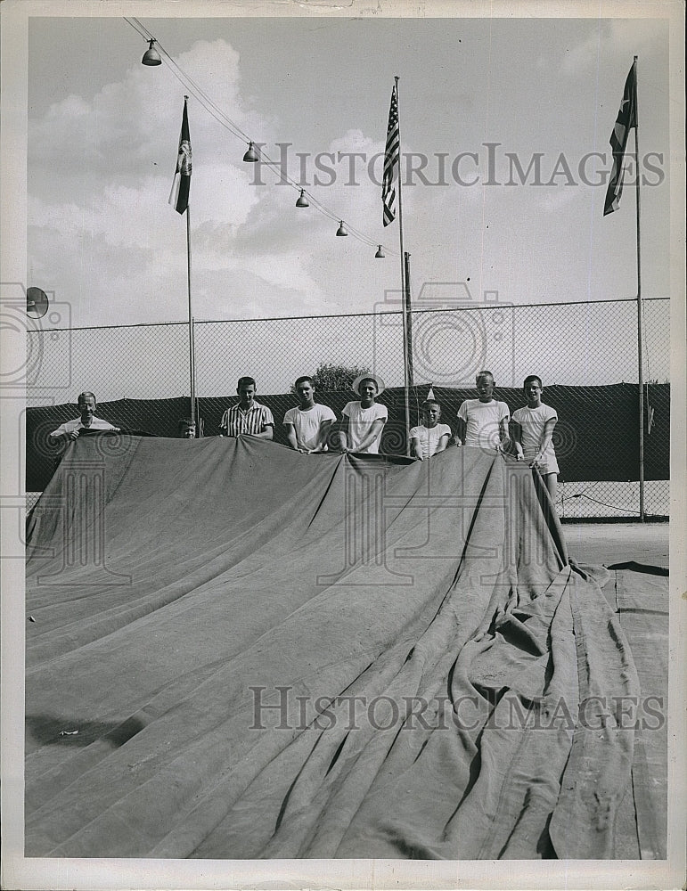 Press Photo Davis Cup tennis, handlers with court tarp - Historic Images
