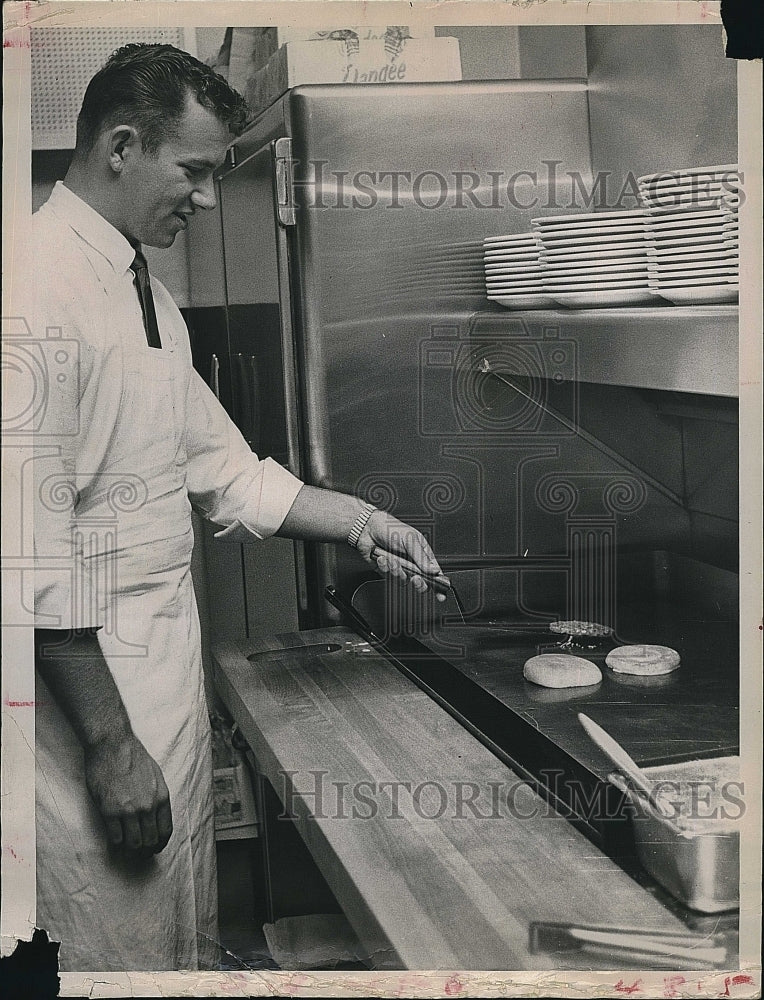 1960 Press Photo  Ray Sedecki of St Louis Cardinals at His Restaurant - Historic Images