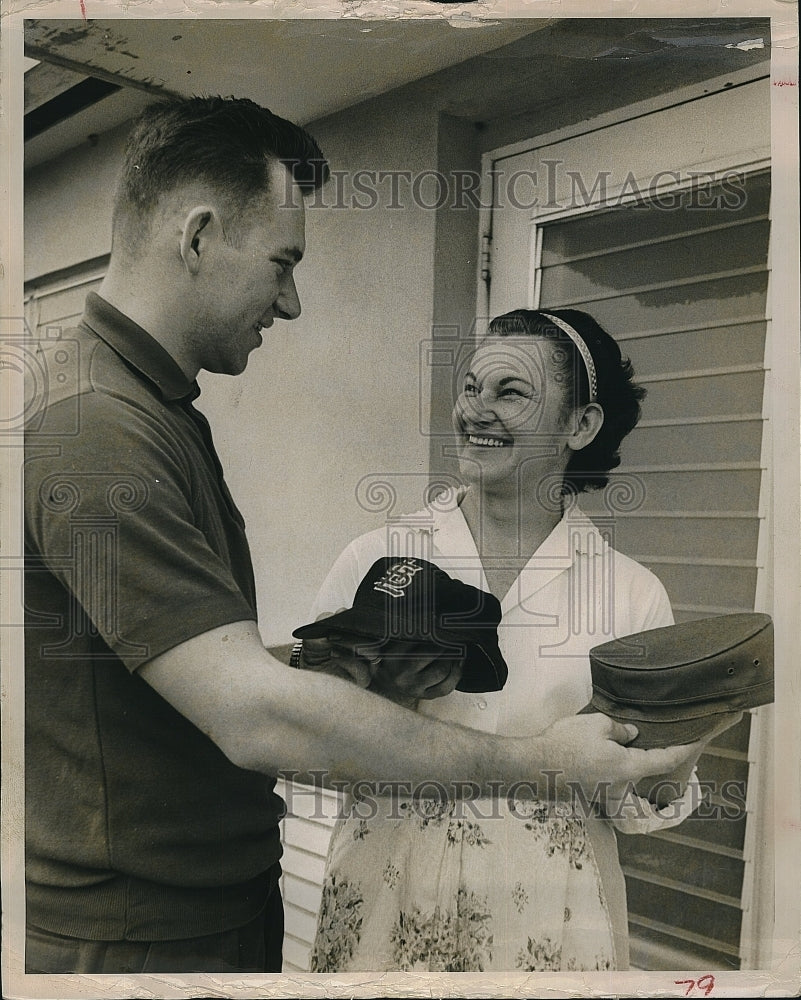 1963 Press Photo  Ray Sedecki of St Louis Cardinals with Mother at Home - Historic Images