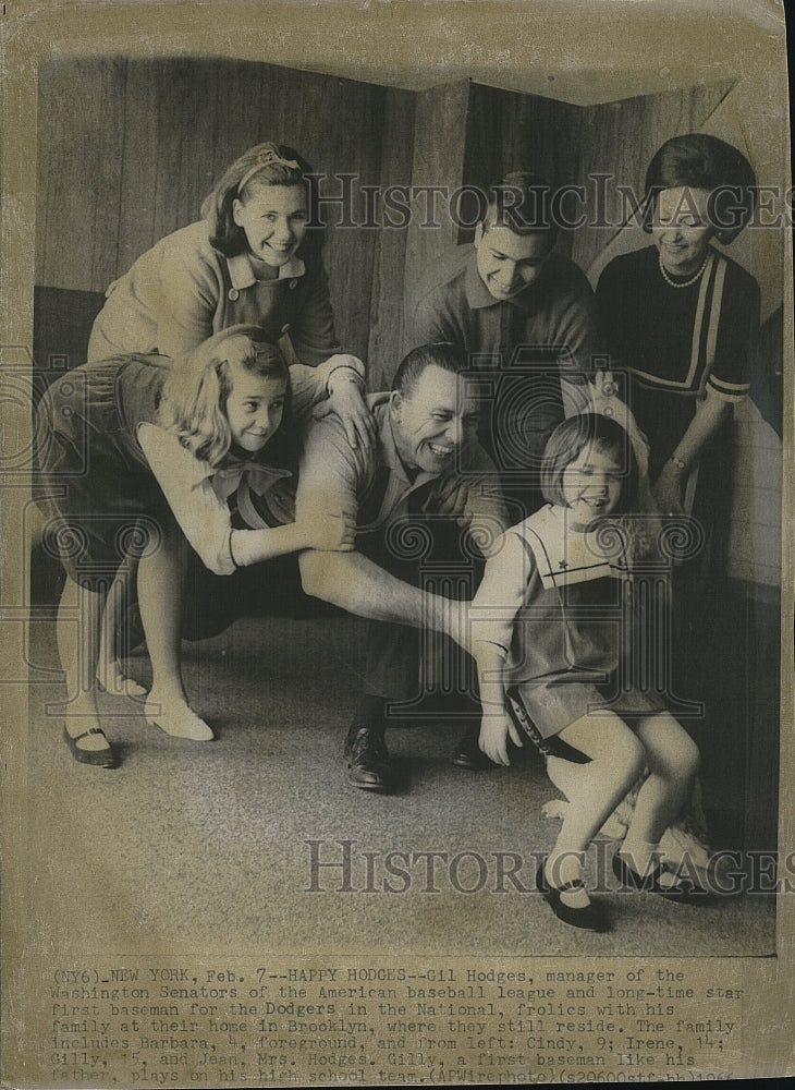 1966 Press Photo Gil Hodges Manager of Senators with Family - Historic Images