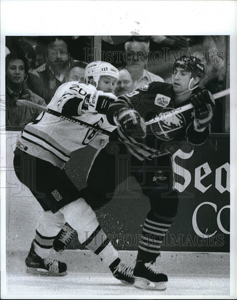 1970 Press Photo Boston Bruin Bob Sweeney &amp; Sabre Scott ASrniel - Historic Images