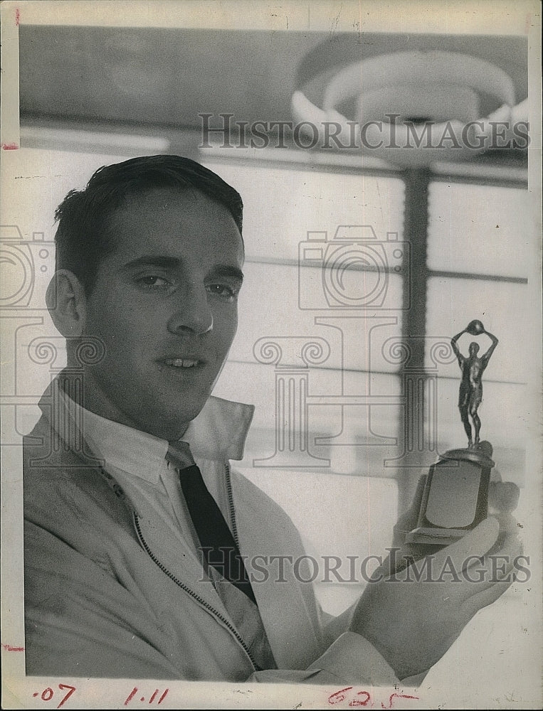 1966 Press Photo Kerry Hellinger and his football trophy - Historic Images