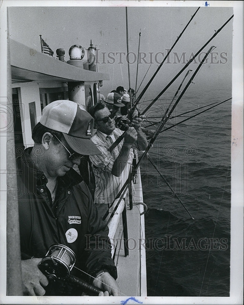 1978 Press Photo Fisherman Don Cherry With Large Group Of Other Fishermen - Historic Images