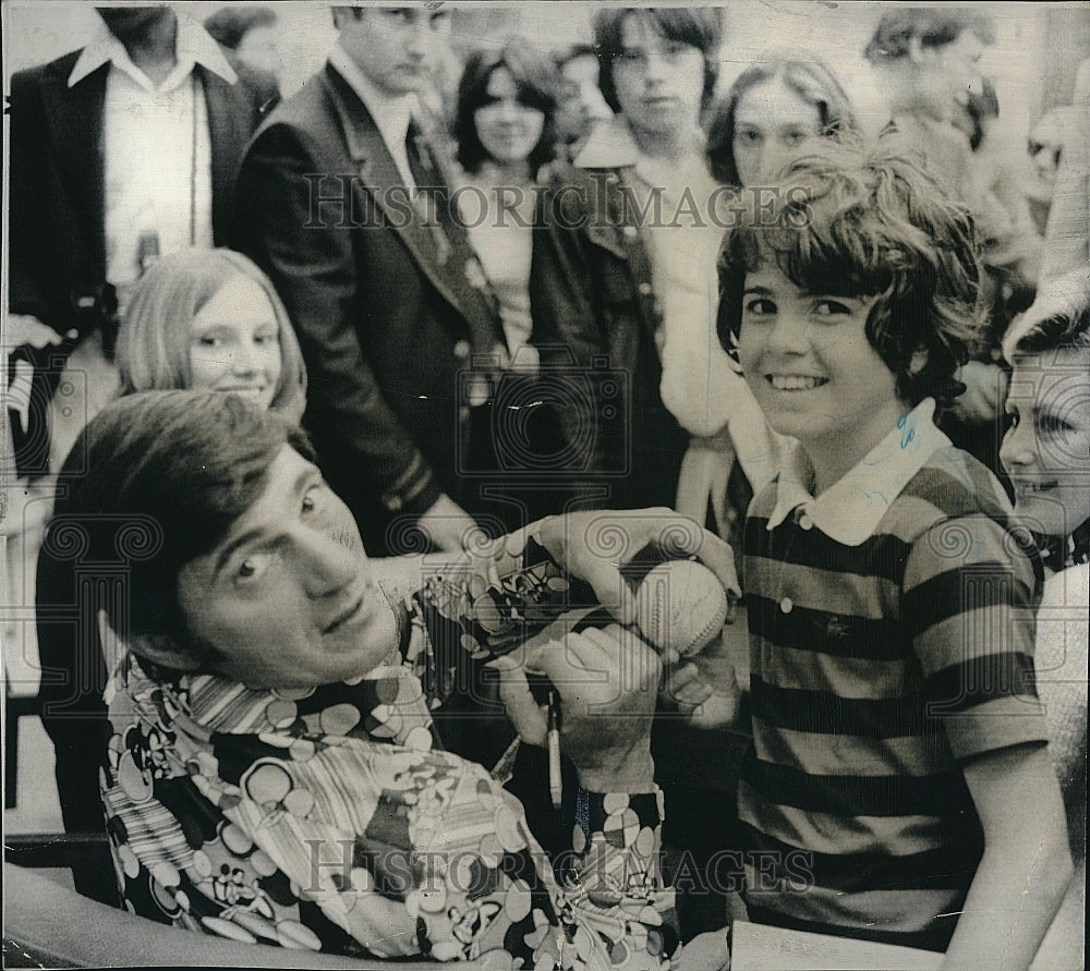 Press Photo Baseball Player Autographs Ball For Boy - Historic Images