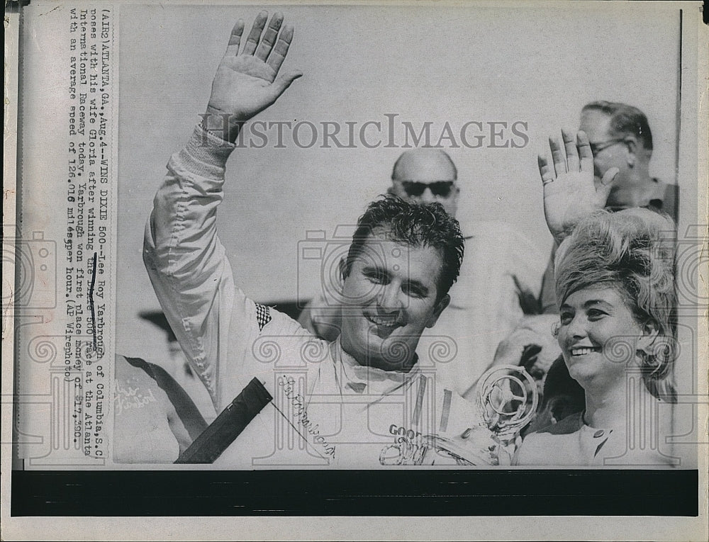 1968 Press Photo Lee Roy Yarbrough Poses With Wife  After Winning Dixie 500 - Historic Images