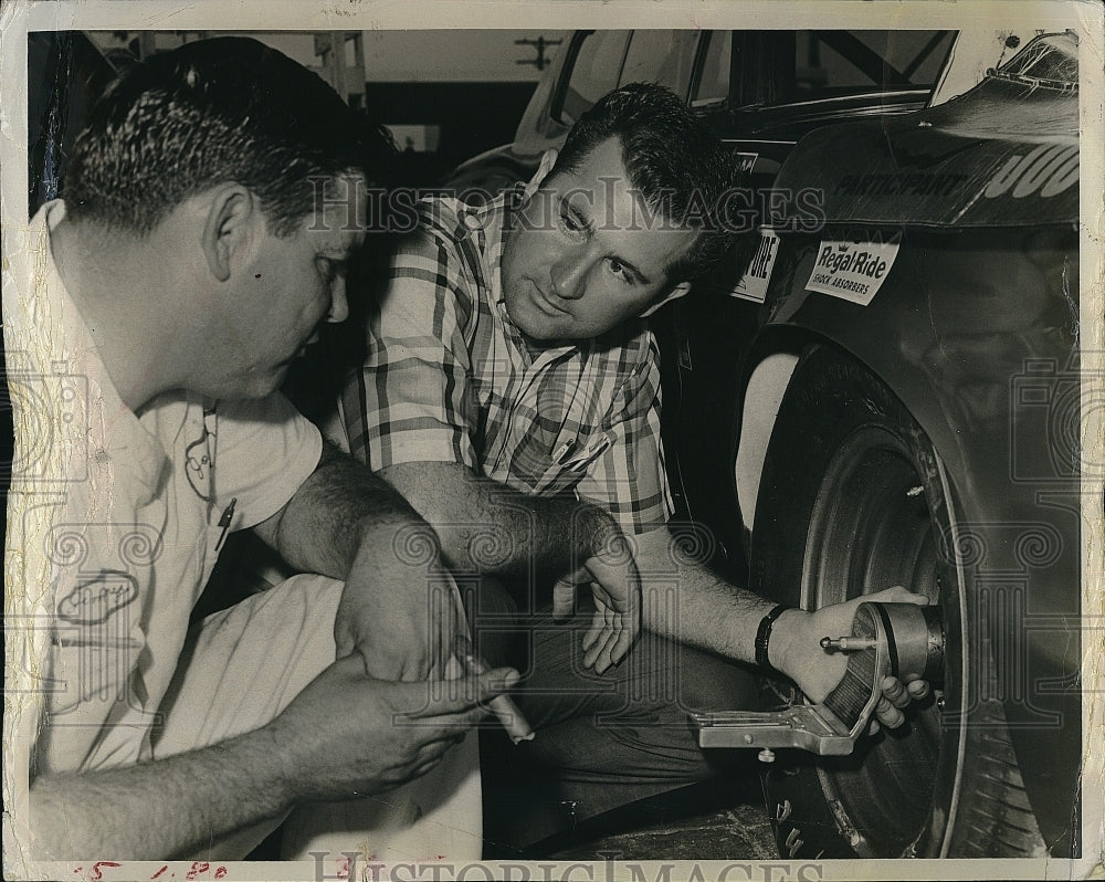 1966 Press Photo Race car Driver Lee Roy Yarbrough Examines His Car - Historic Images