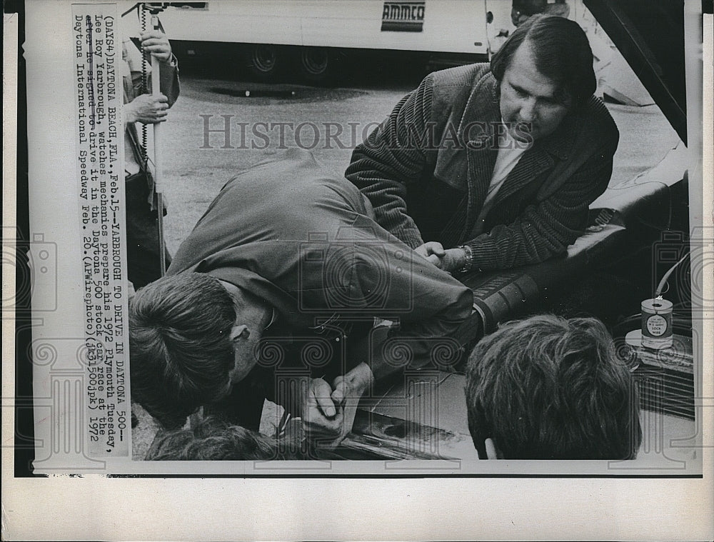 1972 Press Photo Driver Lee Roy Yarbrough Watches Crew Prepare His Car - Historic Images