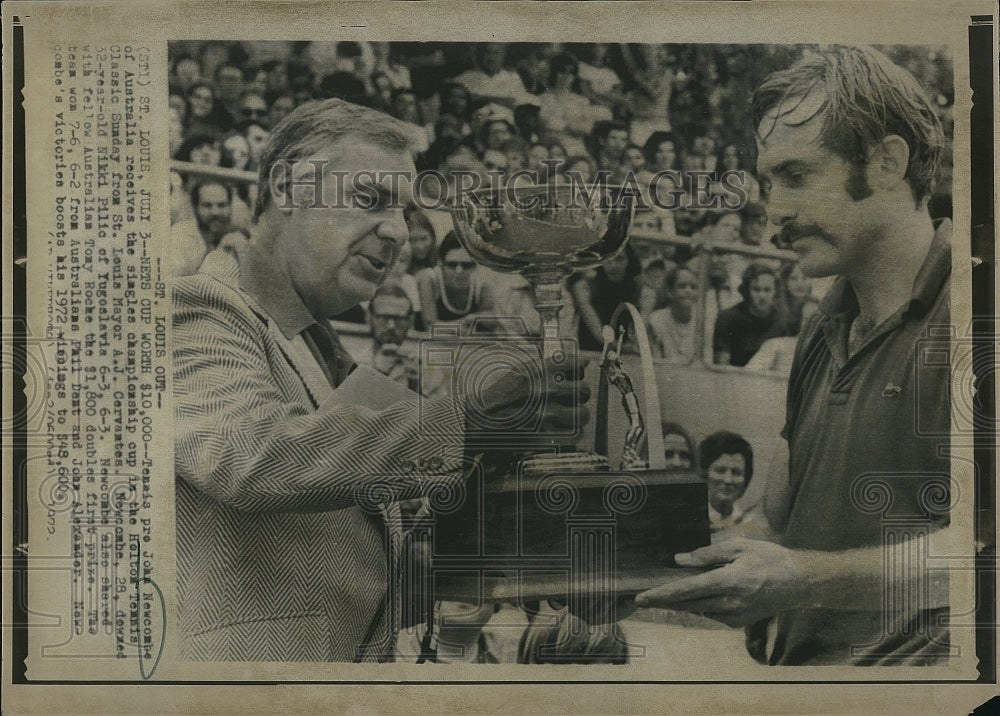 1972 Press Photo Austrailian Tennis Pro John Newcombe Receives Championship Cup - Historic Images