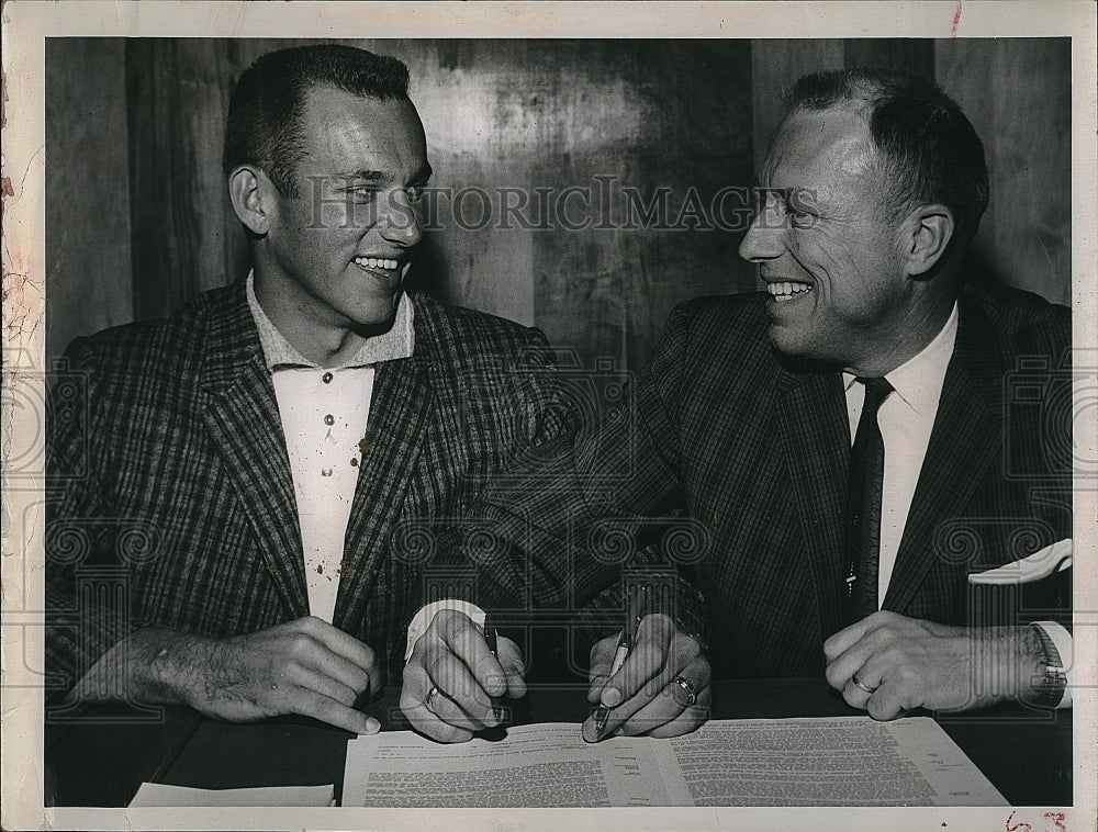 1962 Press Photo Ray Sadecki Signs Contract with Cardinals&#39; Mgr. Bing Devine - Historic Images