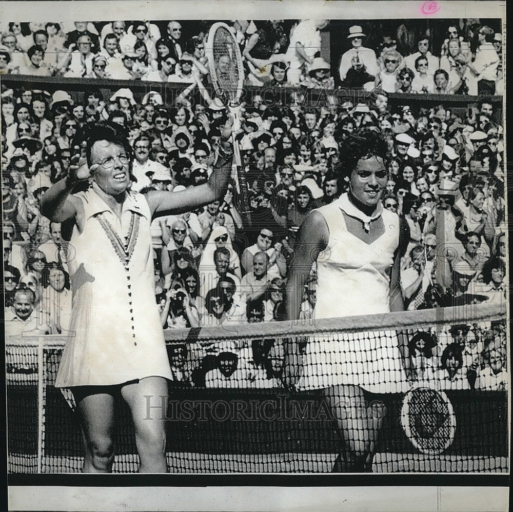 1973 Press Photo Evonne Goolagong &amp; Billie Jean King at tennis match - Historic Images