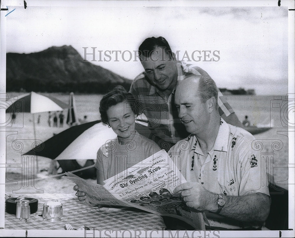 Press Photo Mr & Mrs Alston & Billy Herman read the paper - Historic Images