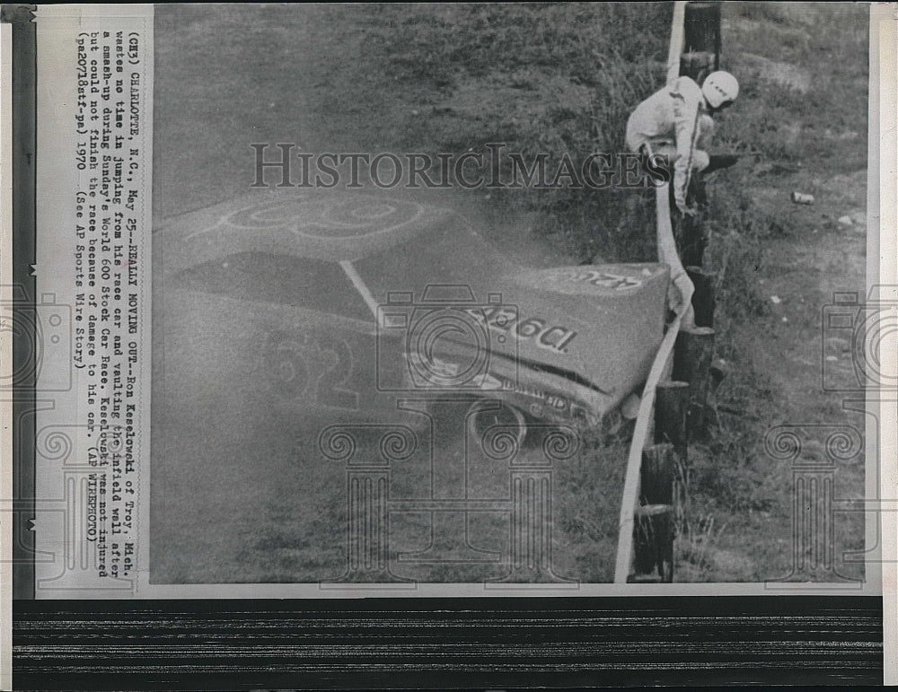 1970 Press Photo Ron Keselowski jumps from smashed race car at Stock race - Historic Images