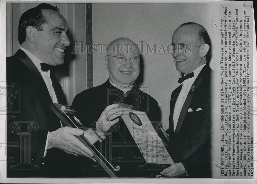 1964 Press Photo NY Yankee manager Yogi Berra,Gen AM Gruenther of Red Cross, - Historic Images