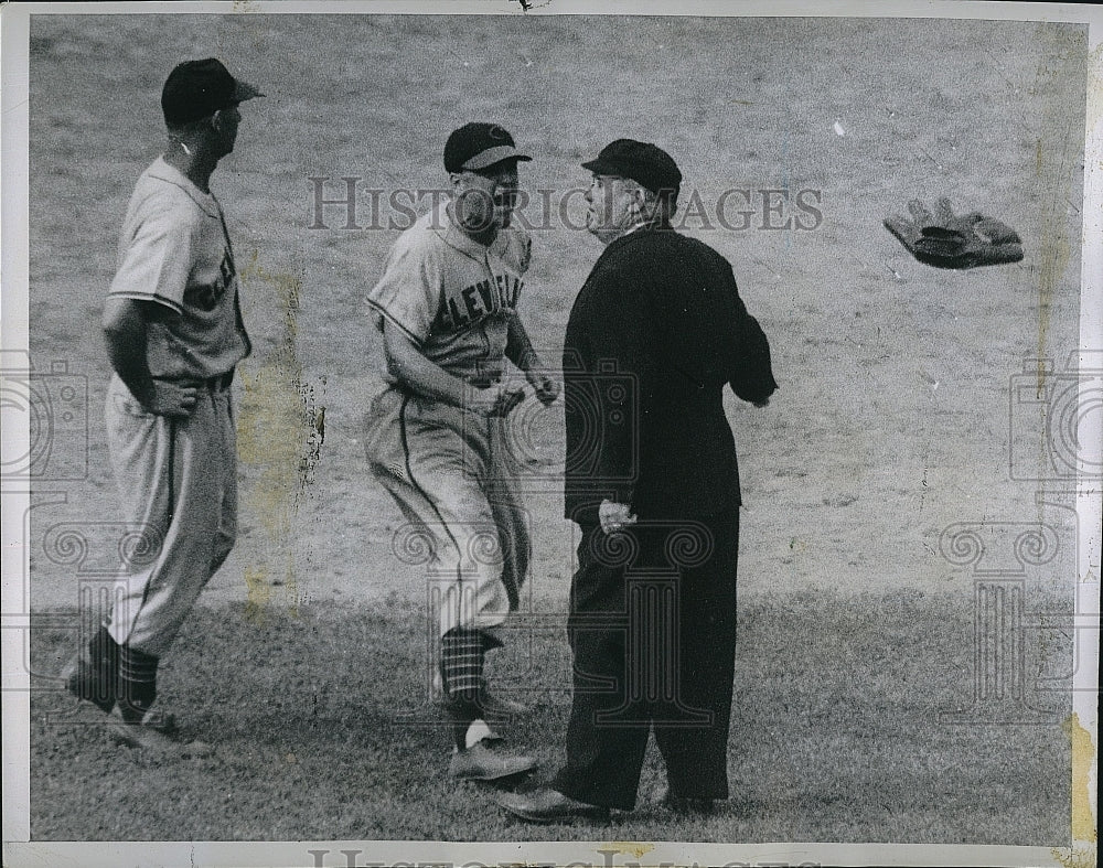 Press Photo Cleveland Indians Joe Gordon,Lou Boadreau &amp; umpire Summers - Historic Images