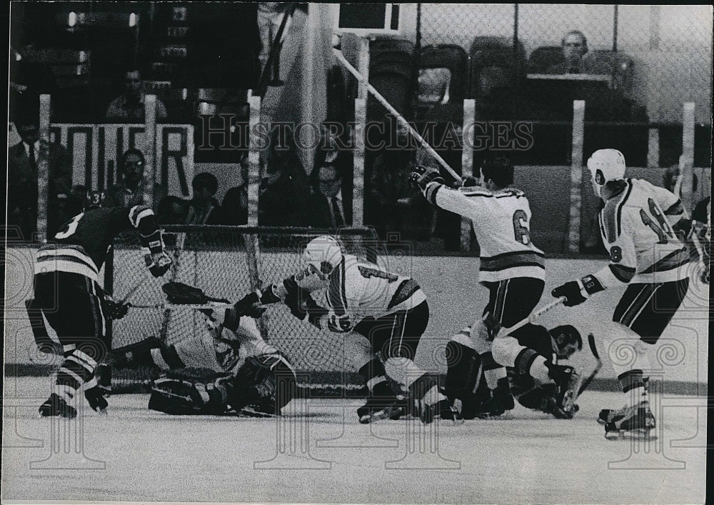 1972 Press Photo Spurs goalie Peter McDuffe vs San Diego Gulls - Historic Images