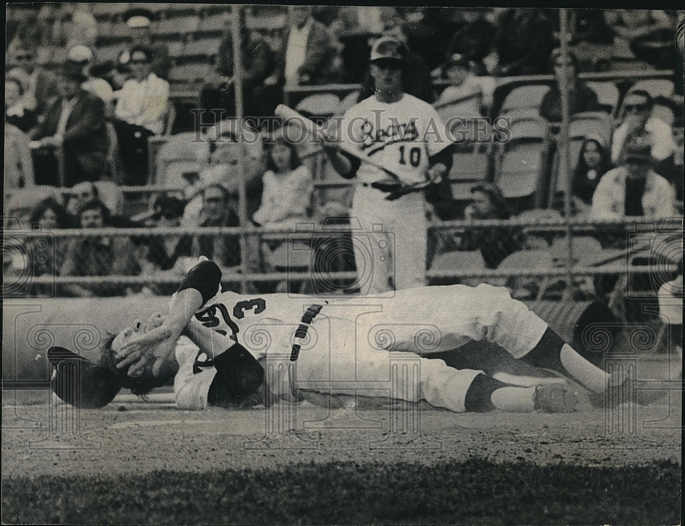 1970 Press Photo Denver Bears Larry Bittner down from hit pitch - Historic Images
