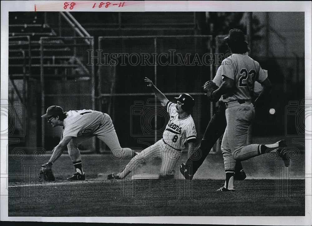 1979 Press Photo Steve Staggs of Denver Bears slides into third - Historic Images