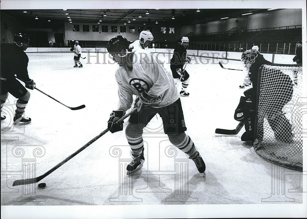 1995 Press Photo Adam Oates at Boston Bruins practice session - Historic Images