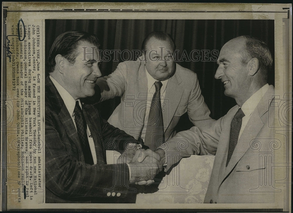 1972 Press Photo Baseball Admin John Johnson w/ Phillie&#39;s Gen. Mgr. Paul Owens - Historic Images