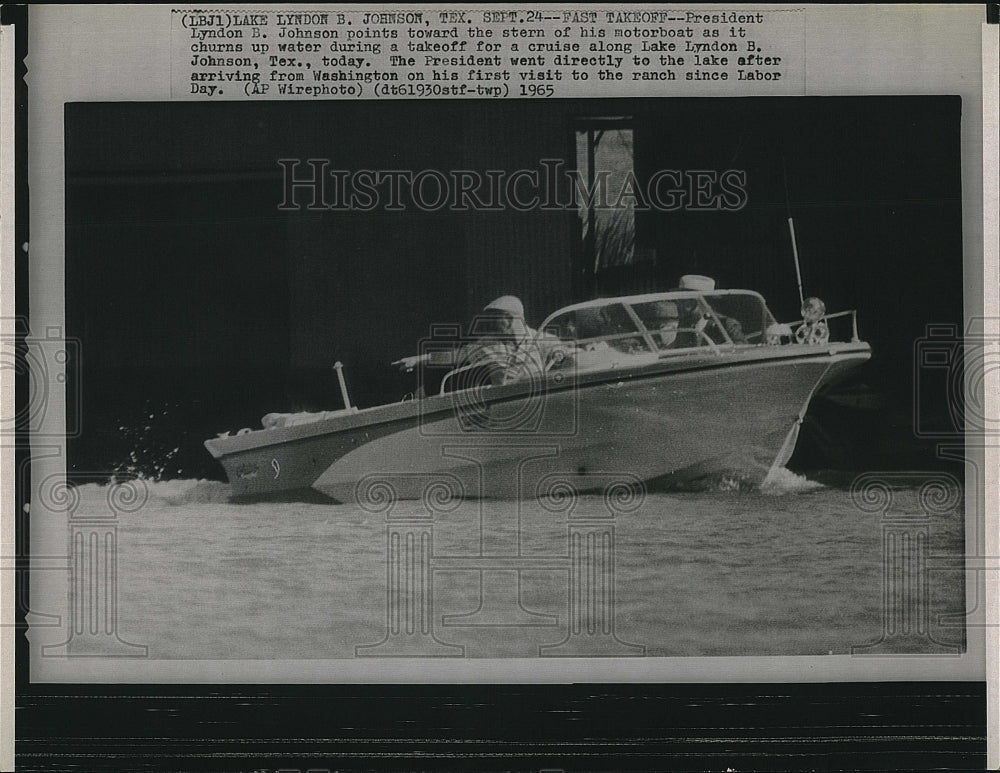 1965 Press Photo President Lyndon Johnson in Boat in Texas - Historic Images