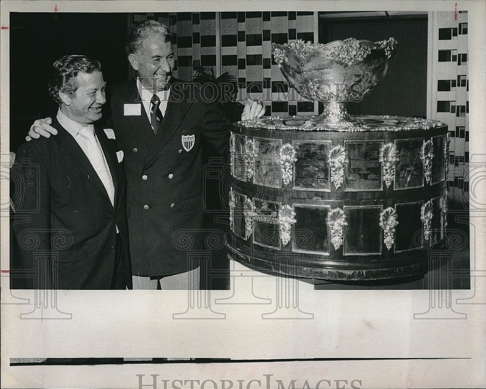 1972 Press Photo Davis Cup tennis,two men look at the cup - Historic Images