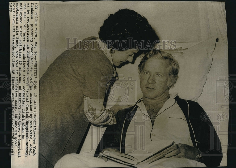 Press Photo Yankees coach Whitey Ford and wife Joan - Historic Images