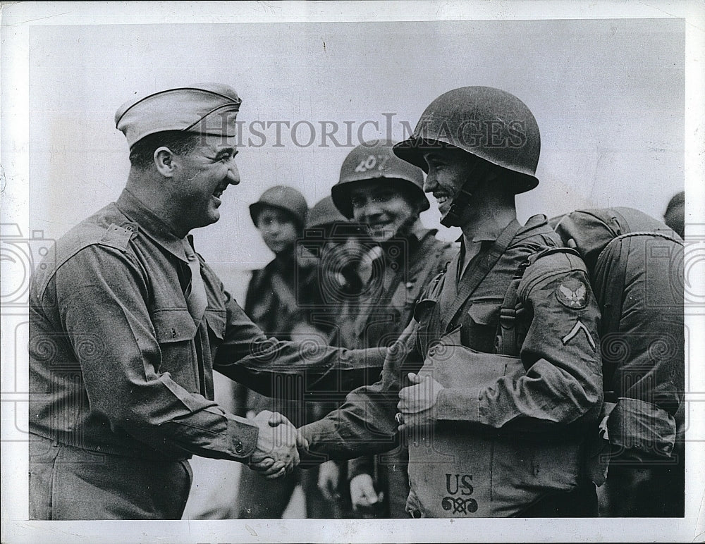 1943 Press Photo Sen AB Chandler & soldiers in war zone - Historic Images