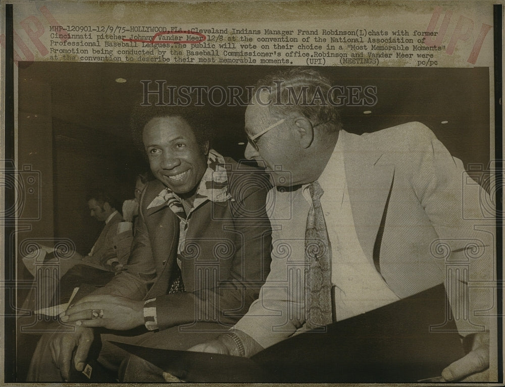 1975 Press Photo Cinncinati pitcher Johnny Vander Meer & mgr Frand Robinson - Historic Images