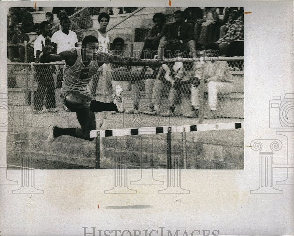 1974 Press Photo Athletes Compete Boys Varsity Championship Track Meet - Historic Images