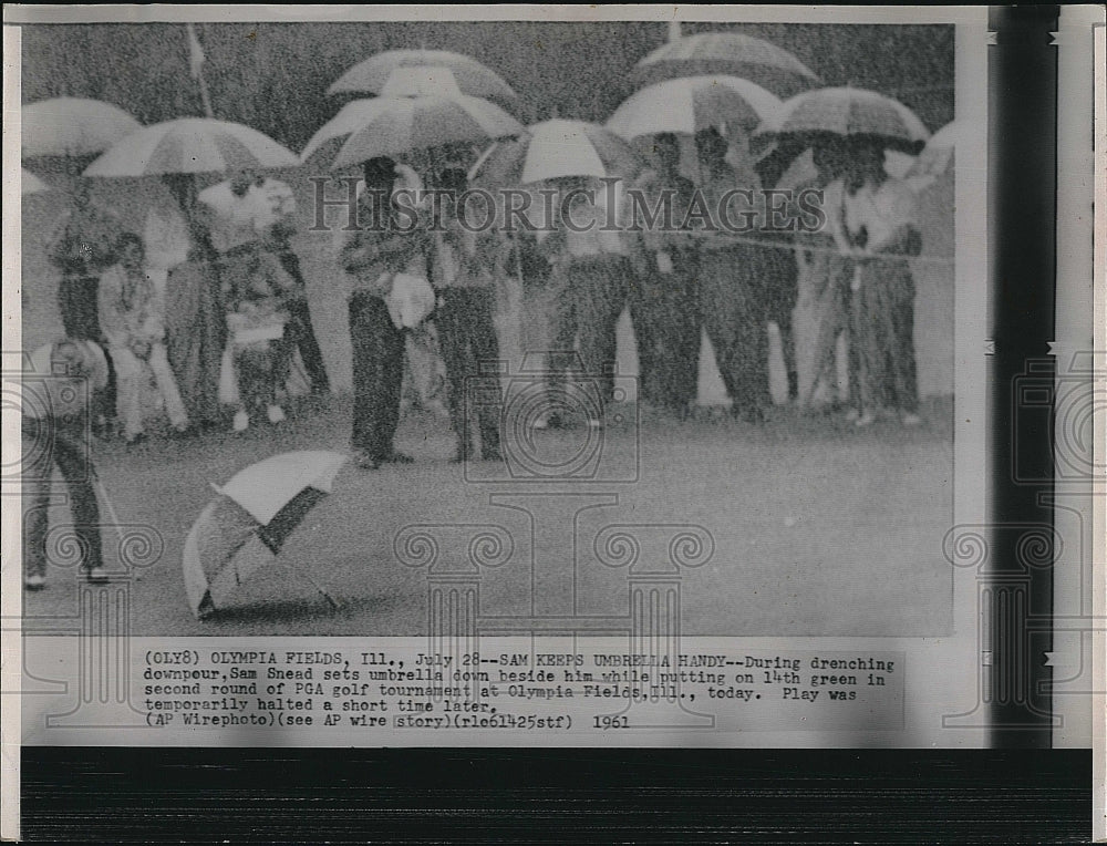 1961 Press Photo Golfer Sam Snead Strokes a putt through the rain - Historic Images