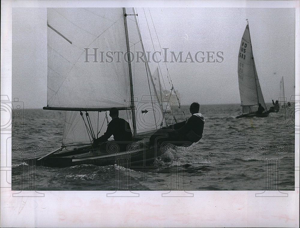 1963 Press Photo Veterans Day Regatta: Flying Trapeze on Flying Dutchman - Historic Images