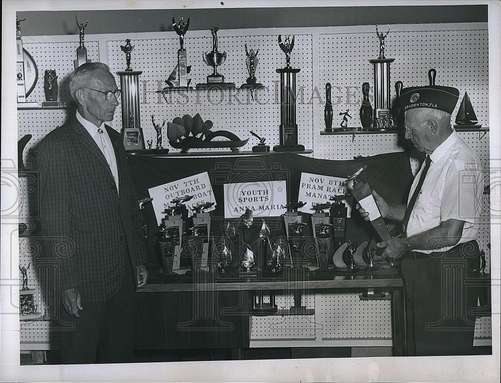 1964 Press Photo Ira Mishler & Harry Lemp w/ trophies for AMI Vets Day boat race - Historic Images