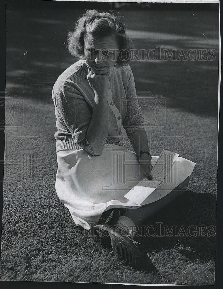 1940 Press Photo Mrs. Sam Snead watching the PGA final in Hershey, PA - Historic Images