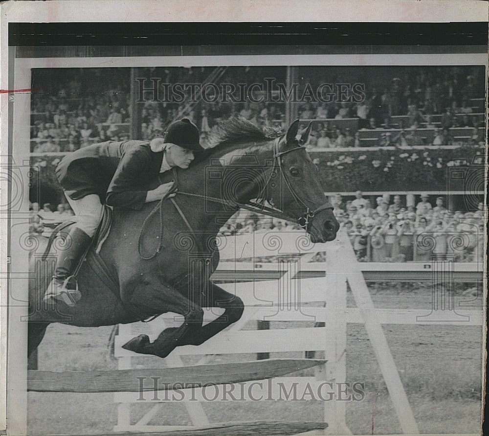 Press Photo champion jumper and rider at event - Historic Images