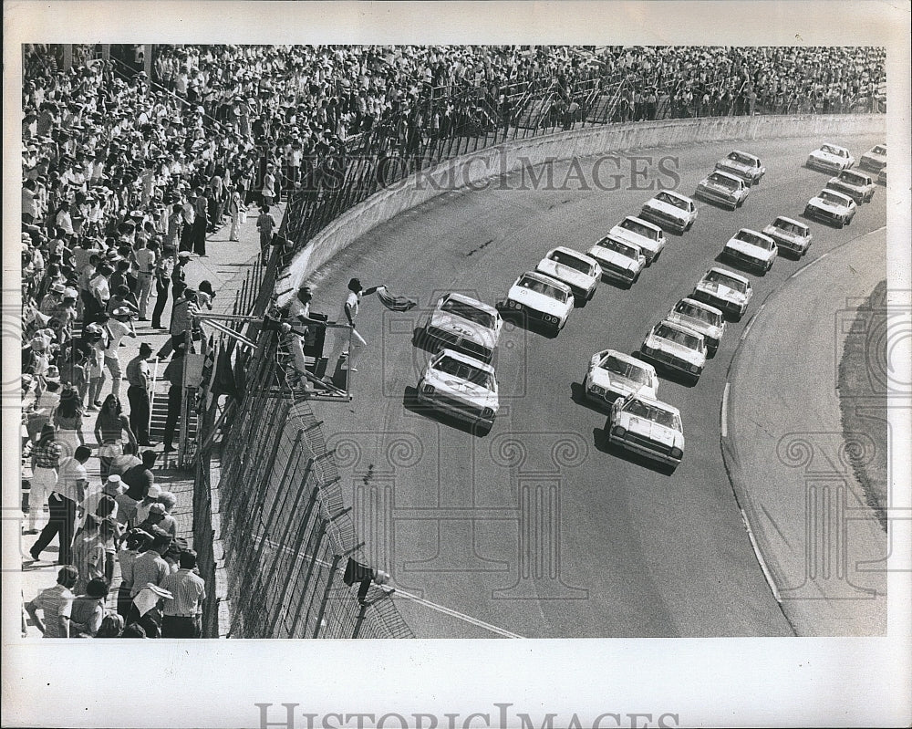 1973 Press Photo start of the Firecracker 400 at Daytona Speedway - Historic Images