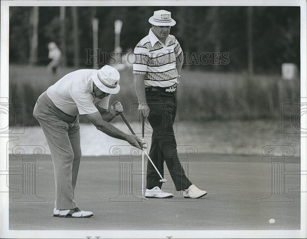 1975 Press Photo Sam Snead and J.C. Snead in Walt Disney Classic - Historic Images