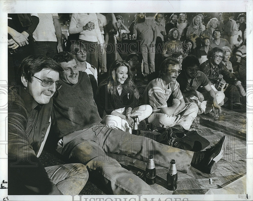 1980 Press Photo fans watching mud wrestling at Royal Lounge - Historic Images