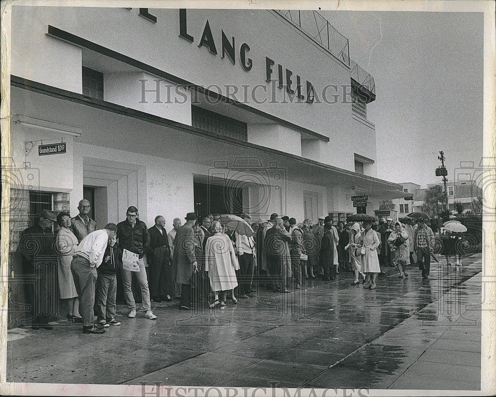 1966 Press Photo baseball fans outside Al Lang Field in St. Petersburg - Historic Images