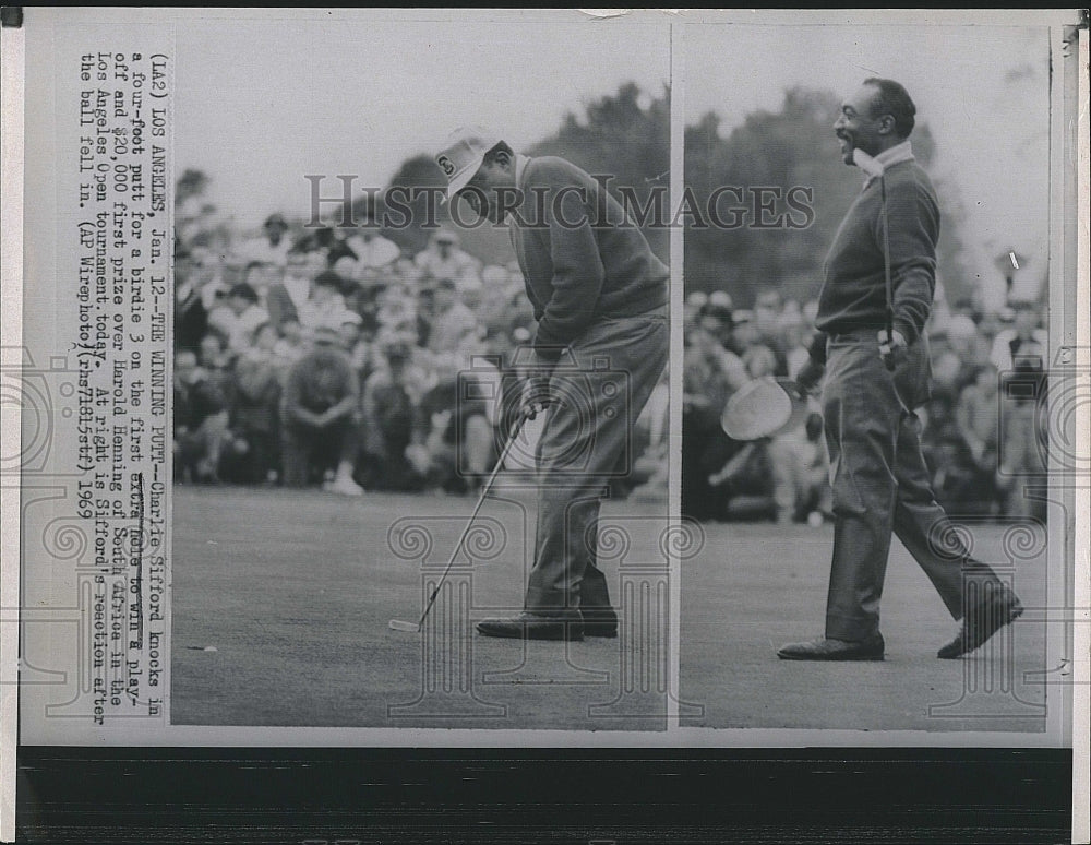 1969 Press Photo Charlie Sifford making the winning putt at Los Angeles Open - Historic Images