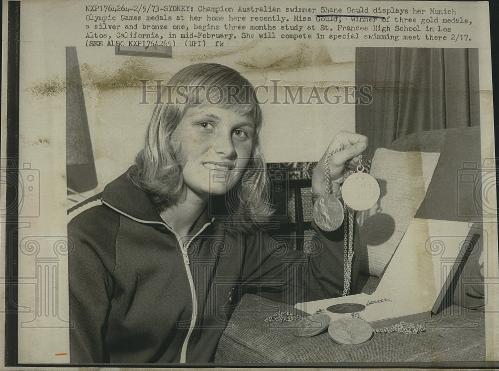 1973 Press Photo champion Australian swimmer Shane Gould holding 3 medals - Historic Images