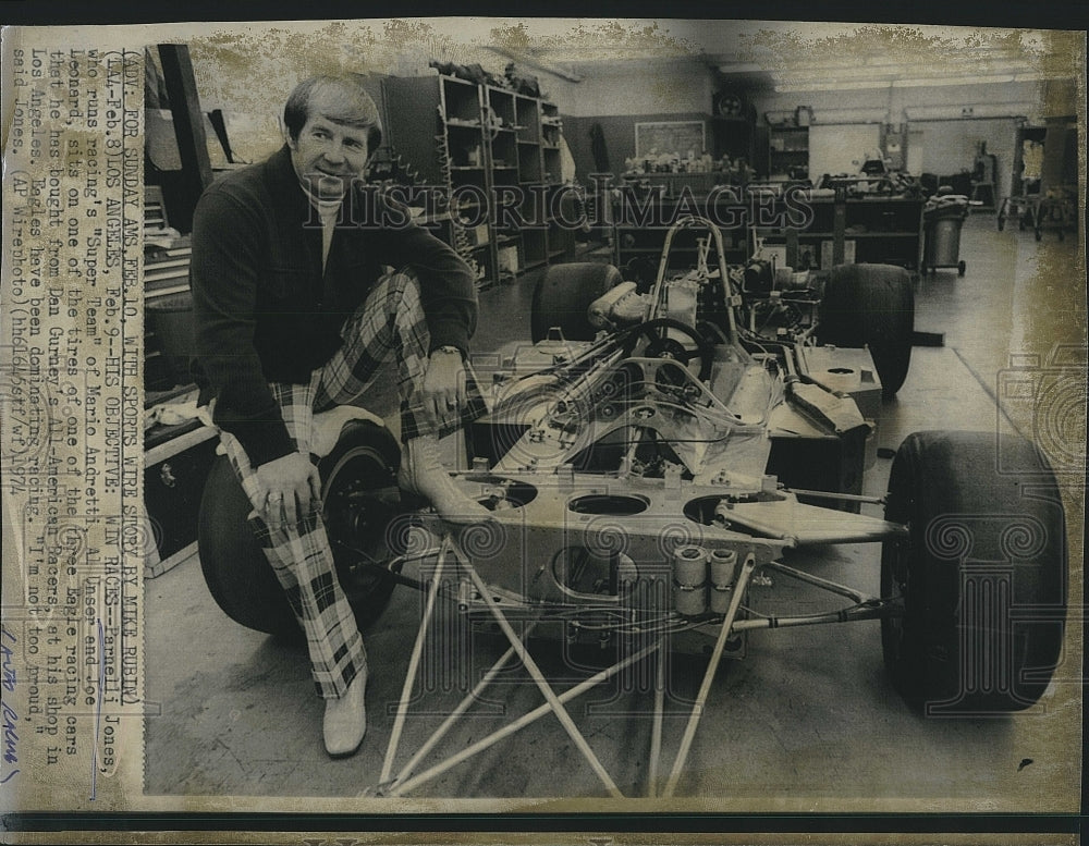 1974 Press Photo race car driver Parnelli Jones in his shop - Historic Images