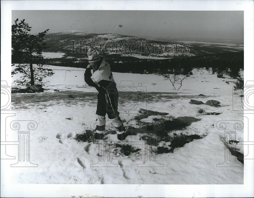 1990 Press Photo golfer in the Santa Claus Arctic Golf Tournament in Finland - Historic Images