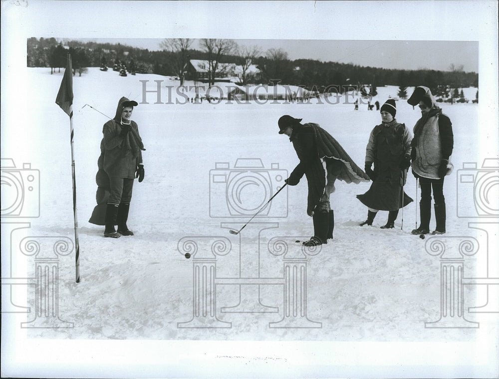 1985 Press Photo people snow golfing at Stowe Winter Carnival, Stowe, VT - Historic Images