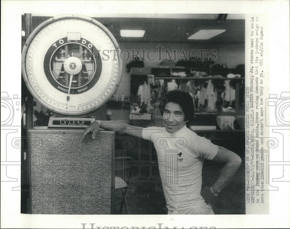 1987 Press Photo Laffit Pincay Jr. next to scale in jockey room at Santa Anita - Historic Images