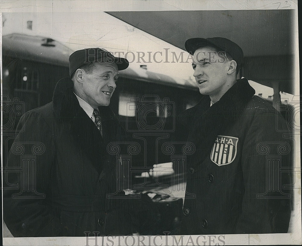 1948 Press Photo John Semple Trainer Of Hockey Association During Olympic Games - Historic Images