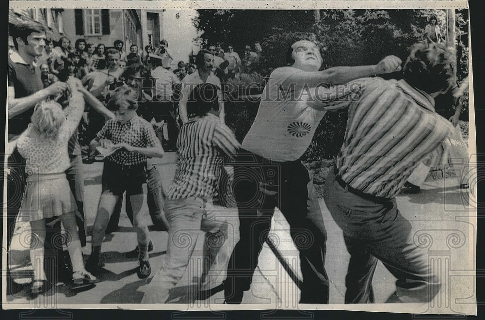 1974 Press Photo Giacomo Facchetti Signs Autographs, Soccer Fans Fight - Historic Images