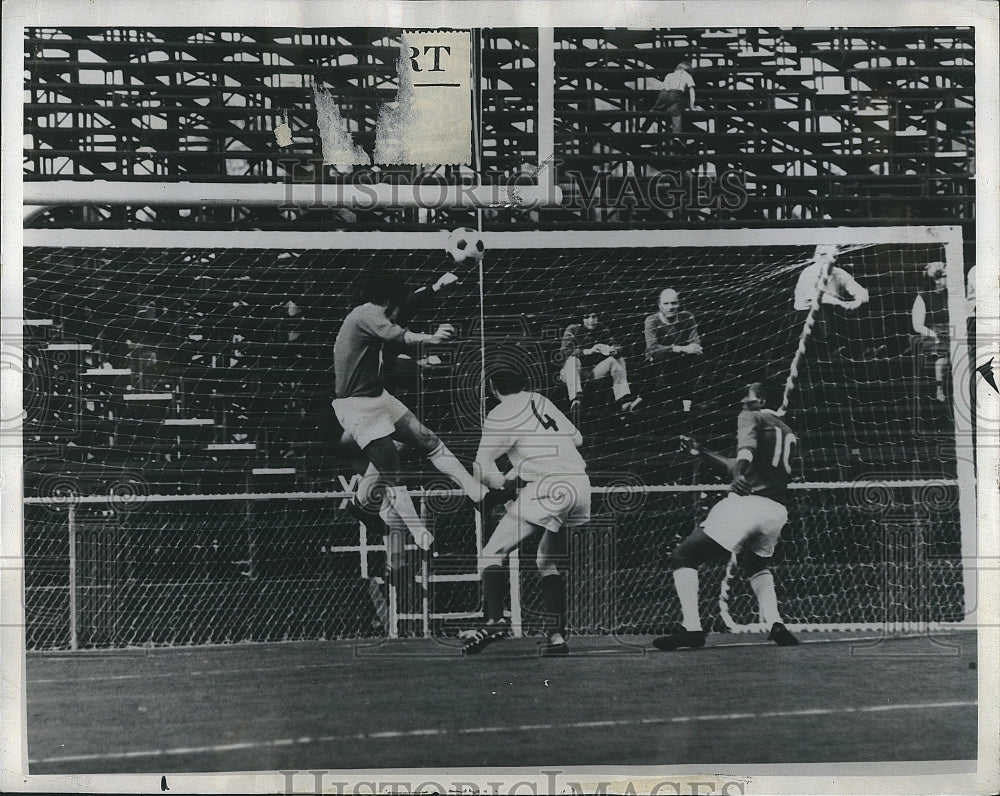 1972 Press Photo Wagner Leao, Helio Barbosa, TUS vs. Boston Astros Soccer - Historic Images