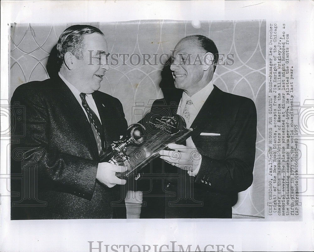 1955 Press Photo NY Giants
Manager Leo Durocher receives William Wrigley Jr. - Historic Images