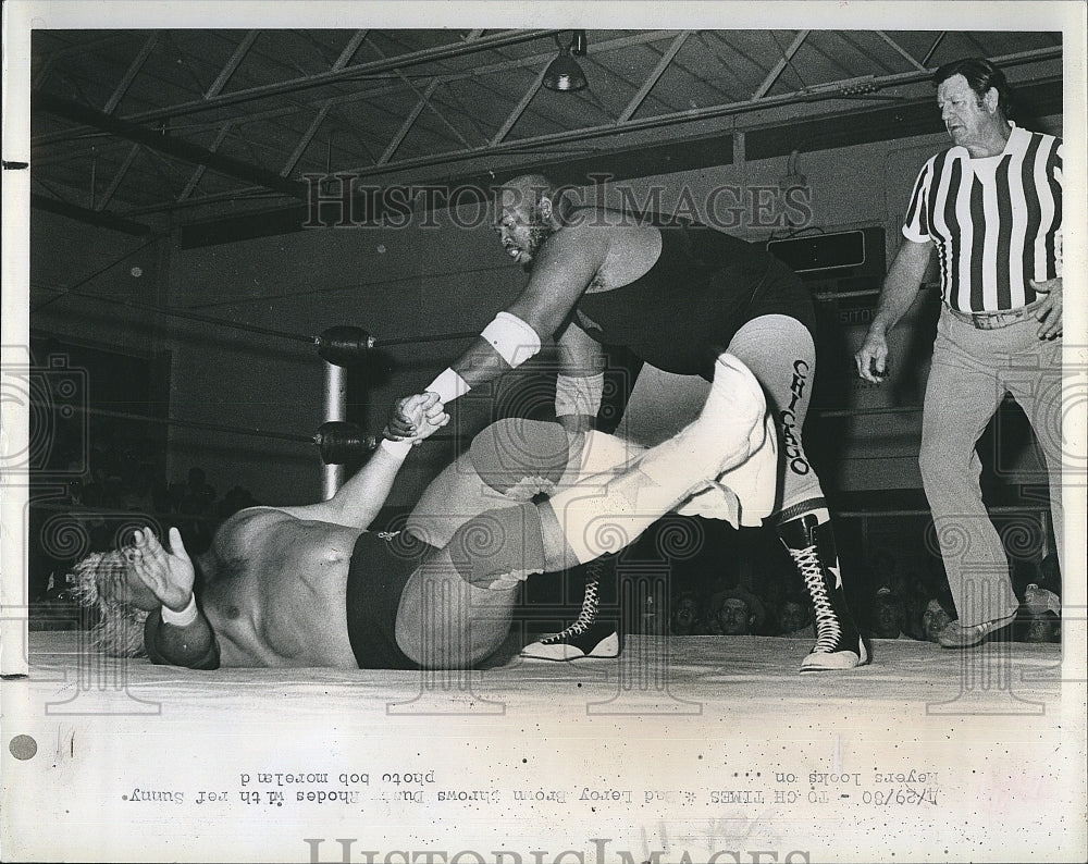 1980 Press Photo Bad Leroy Brown vs. Dusty Rhodes Wrestling - Historic Images